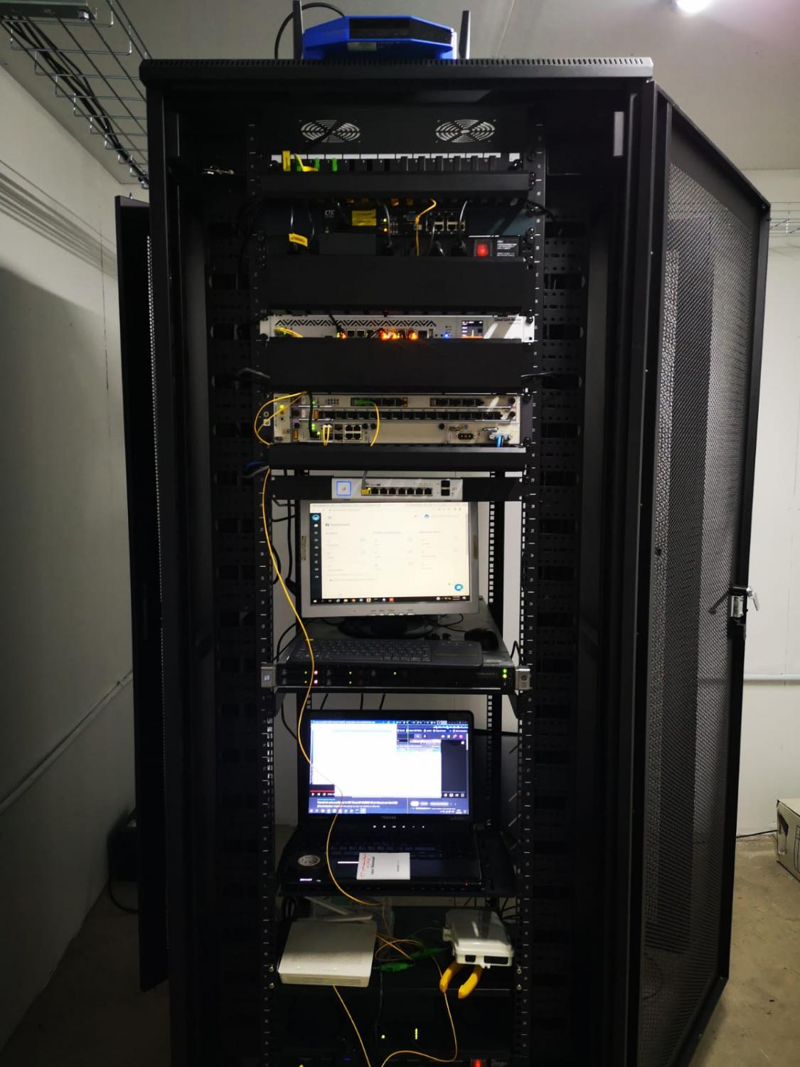 Nombre:  Rack 5608T.jpg
Visitas: 2587
Tamao: 150.5 KB